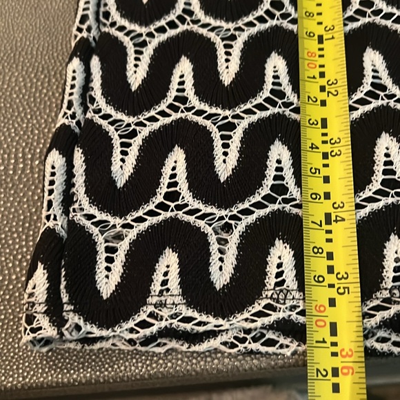 Banana Republic white and black embroidered dress. 4P - Picture 6 of 7